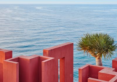 Edificio La Muralla Roja