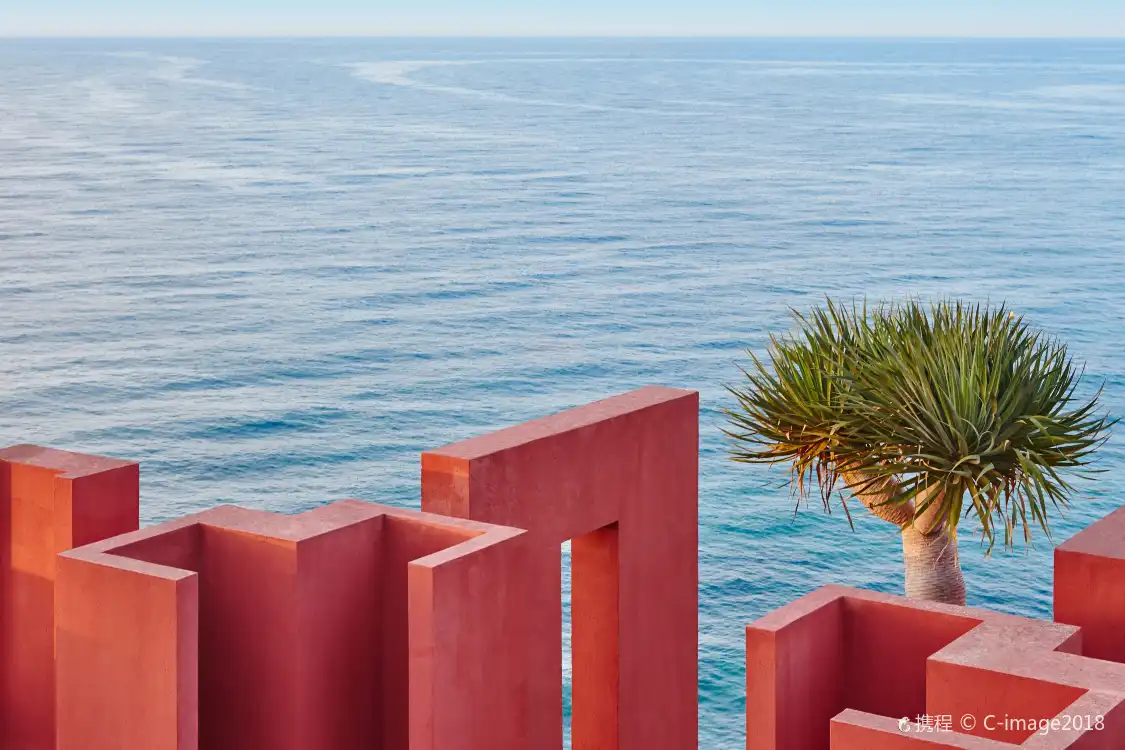 Các khách sạn gần Red Walls