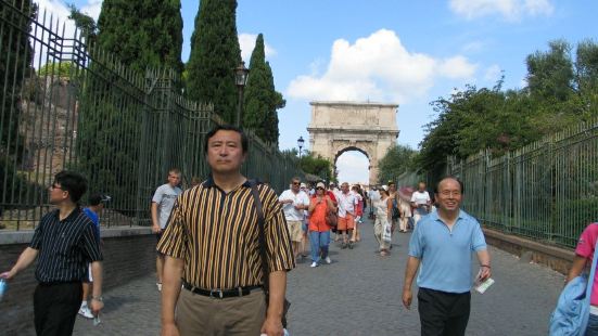泰塔斯凯旋门又称提图斯凯旋门，始建于公元81年。帝国前期提图
