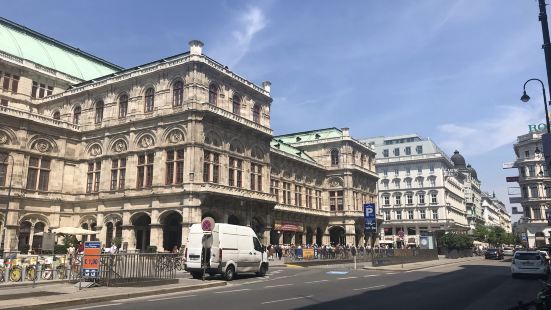 克爾特納大街位於維也納市中心的核心區域，從卡爾廣場地鐵站一直