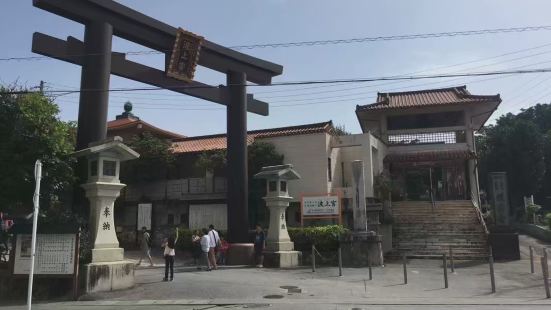 冲绳那霸的护国寺很不错！这里不要门票，进去后，里面很大！和传