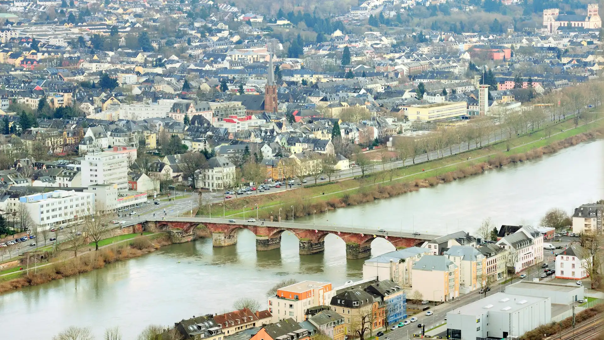 Hotels near Roman Bridge