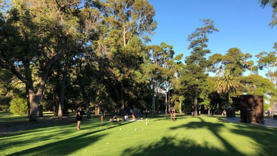 來到澳洲，好像節奏都放慢了在國王公園裡，曬着太陽吹着海風整個