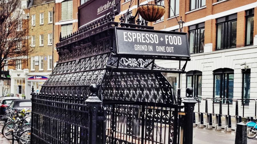 服務員（費茲羅維亞店）