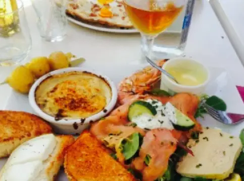 Les Pieds Sous La Table