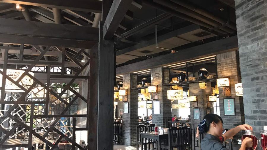 LAO CUN CHANG SI MU CAI JI DE HAI XIANG DIAN