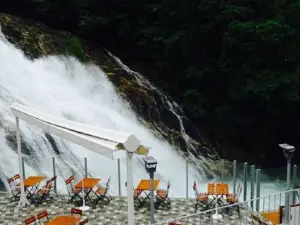 Cafe im kraftwerk am wasserfall