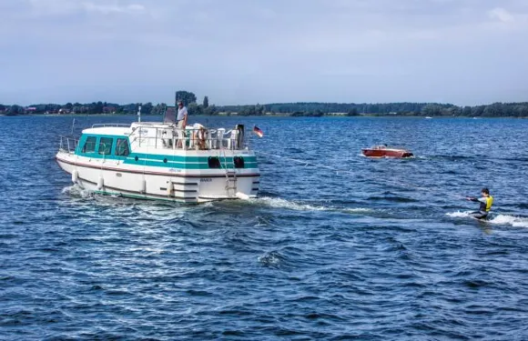 庫恩勒旅行社提供的澤瑟恩港口船隻和遊艇