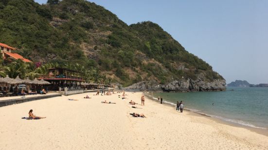 吉婆岛上阳光海浪白沙滩吸引着众多游客，不过中国游客不多，以欧