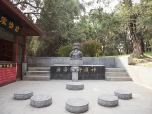 The Mausoleum of Yellow Emperor