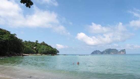 到了泰国旅游就会去皮皮岛看看，这里可以看到海空一色，这里天蓝