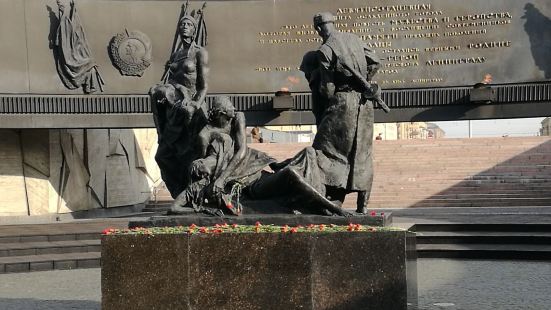 圣彼得堡胜利广场是纪念二战中列宁格勒保卫战胜利，于1975年