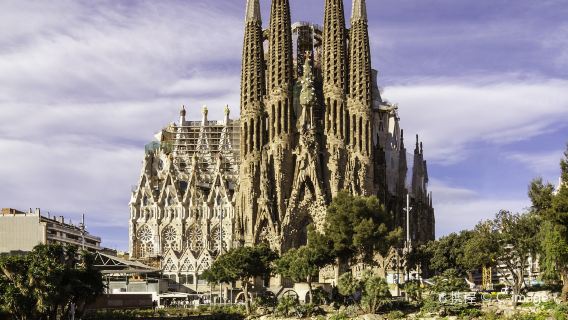 Barcelona in One Day: Sagrada Familia, Park Guell & Old Town with Hotel Pick-up