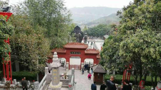 圆融无碍禅寺坐西向东，依山而建，拾级而上，有七个庭院，每个院