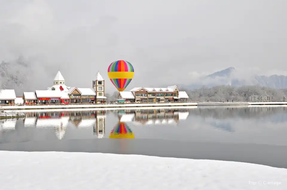Other Chengdu Attractions Worth Knowing_Xiling Snow Mountain (Ski Resort Area)