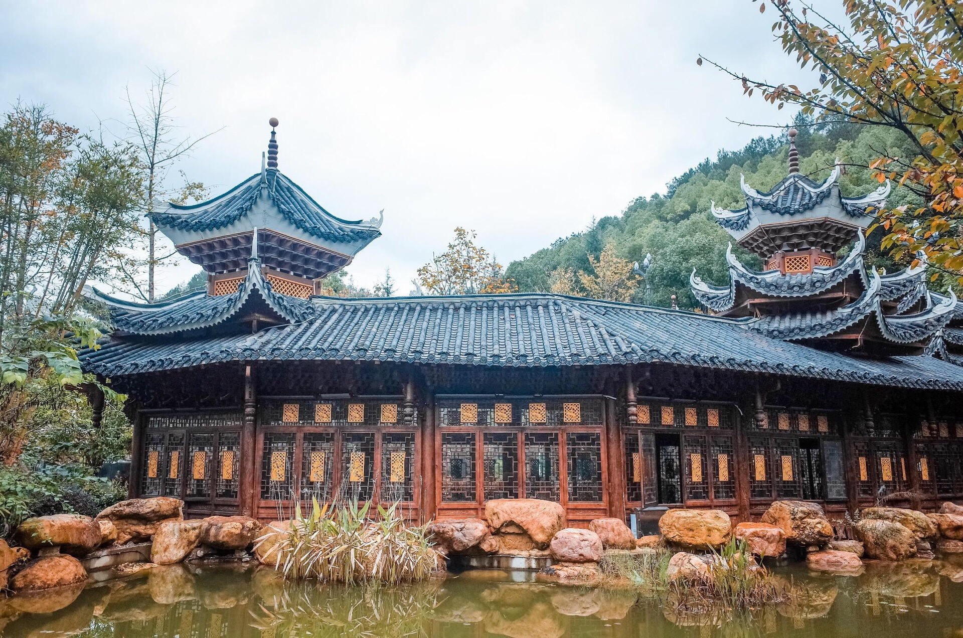 The scenery of Jianhe Hot Spring City is super super beautiful...
Qingshan Mountain, overlooking the mountains and mountains, close to the trees, the hot spring water inside 
 is a rare high-heat sulphur hot spring, 
 also contains iron , potassium, calcium, magnesium and other trace elements beneficial to the human body. 
 Stay away from the hustle and bustle, listen to nature, is the best place to stay, 
 people who have been in the city for a long time come here, you can wash everything, troubles, 
 let you return to the natural feeling of oil Life, romantic feelings suddenly wake up...