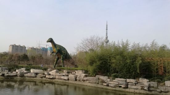 去诸城恐龙博物馆参观，顺路游览了恐龙公园，恐龙公园占地面积不