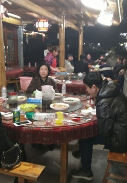 岭上人家琼楼玉宇烤全羊