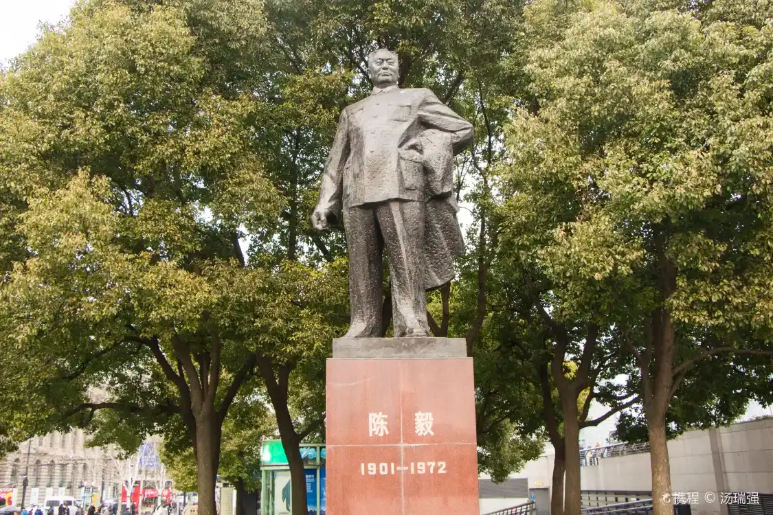 천이 동상 주변 호텔