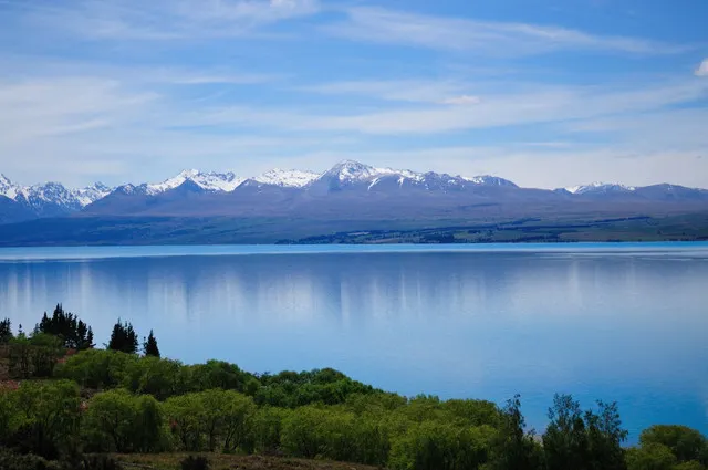 All Kinds of Blue, Such as Milky Blue, Azure Blue, Lazuli Blue, Etc., They Interpret the Lakes of New Zealand Incisively and Vividly.