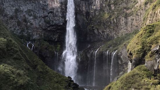 華嚴瀑布是日本三大瀑布之一，位於栃木縣日光市，距離著名的日光