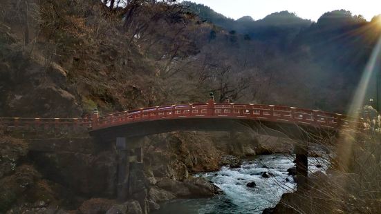 日本的桥多为红色，特别应景&ldquo;神&rdquo;这样