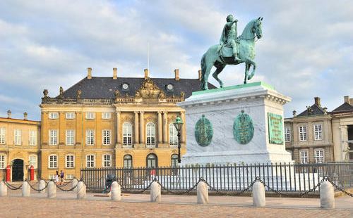 哥本哈根皇宫广场也是一处很值得参观的有趣的地方呢，这个小广场