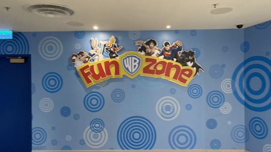 在新濠影汇二楼看好蝙蝠侠4D电影出来，楼上有一家华纳满fun