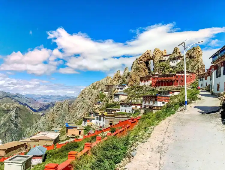 Hotel di Dêngqên County