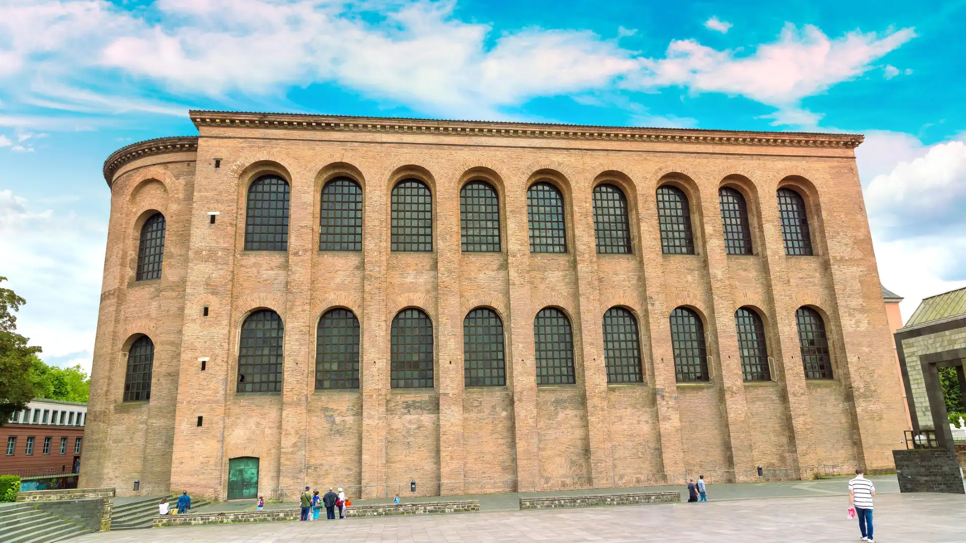 Hotels near Konstantinbasilika