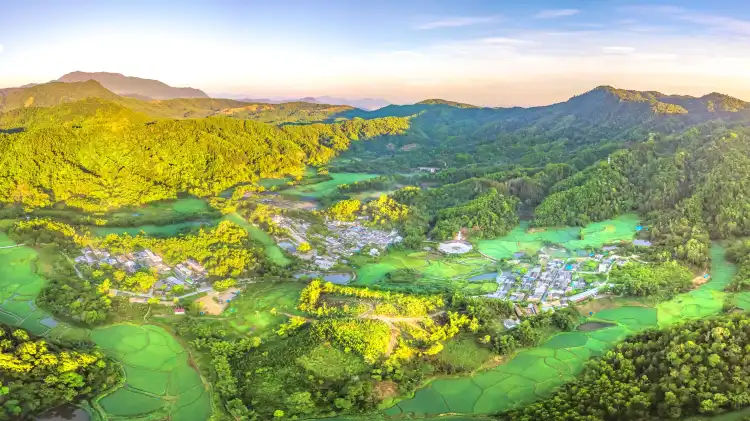 Qiongzhong Li and Miao Autonomous County