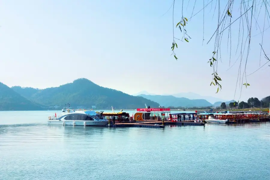 Dongqian Lake Cruise
