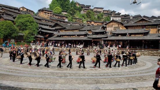 西江廣場每天會有幾場苗族特色的歌舞表演，展示苗族的一些風俗習