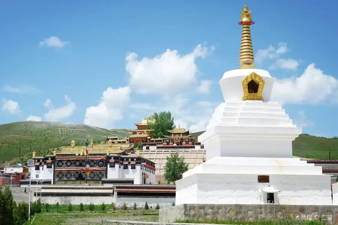Hotels near Hezuo Temple