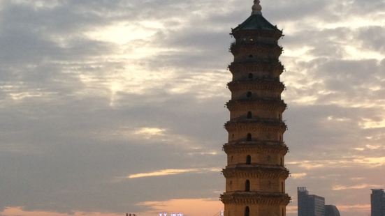 文峰塔的建筑是砖石结构！已经历经风雨，仍然坚固无比！古代人的