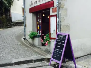 Au Pied De L'Escalier