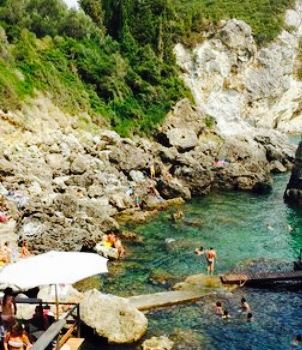 La Grotta Beach Bar