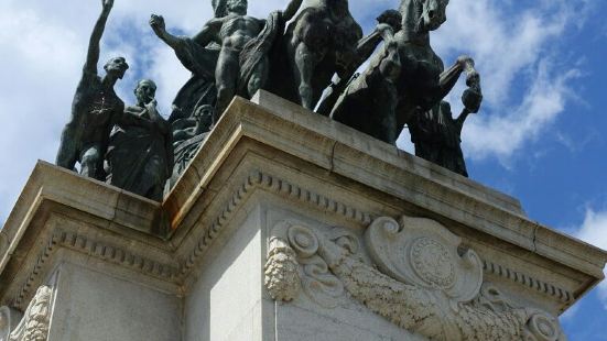 巴西独立纪念碑位于圣保罗独立广场上，是一座造型雄伟的青铜雕像