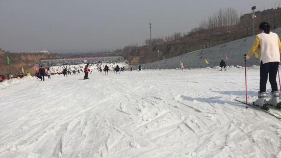 景色很美，滑雪场也很好找，场地很大，我们玩的很开心，而且滑雪