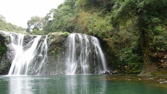 據說是華東最大的瀑布，春節長假去的，聽說這個瀑布是私人承包的