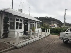 Hallam's Waterfront Restaurant