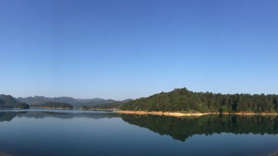 摆龙湖风景区，实际上是普者黑水域的源头，不但水域辽阔，而且风