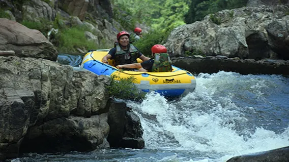 Tour en grupo pequeño con coche privado|Experiencia de rafting en el cañón rojo de Wuzhishan en Hainan + equipo de rafting + traslado al hotel