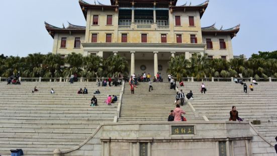 在厦门大学里有一个上弦场建筑群，在坡顶建有建南大礼堂，她是这