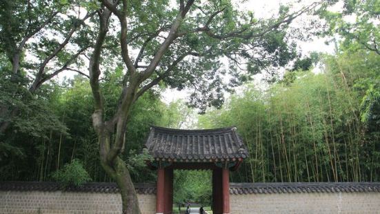这里是为供放李太祖的遗像而修建的。 行走在园中，仿佛可以听到