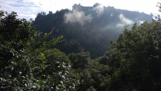 崆峒山的主要景點就在往香山頂的一路上，山頂有香山寺，去的時候