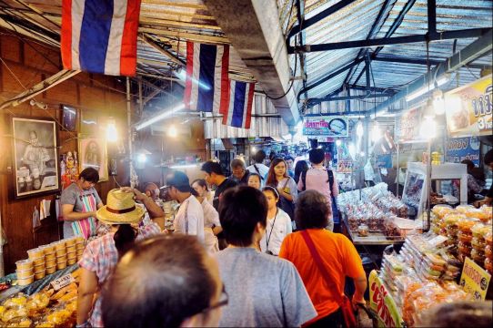 เดินซื้อของกินเล่นตลาดน้ำอัมพวา