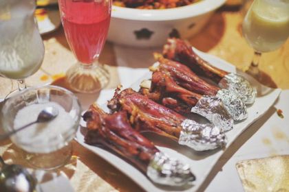 QIA ER BA GE MEI SHI