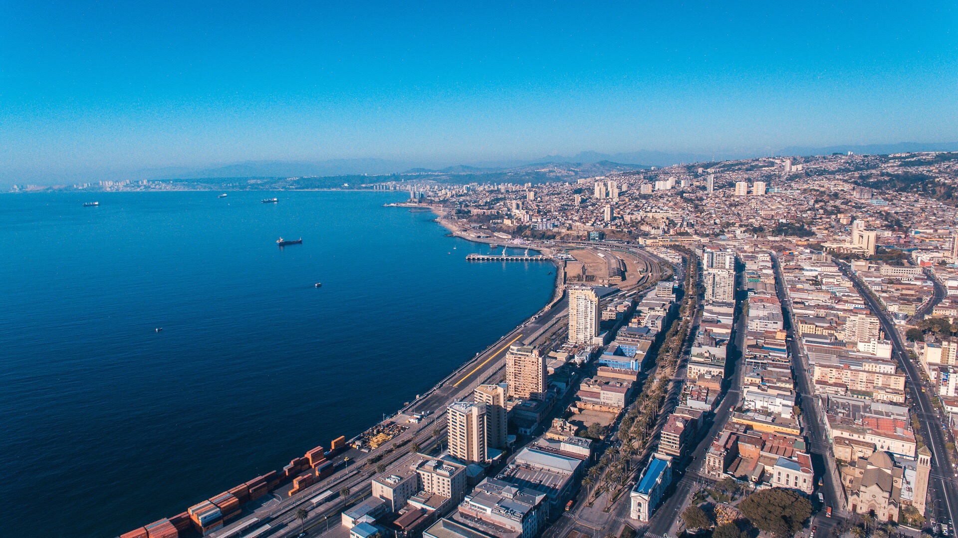 The first stop to the city of Valparaiso is the museum near the harbour. According to the map guide, I found an orbital train that is almost 80 degrees up and down. It is the first observation deck I have boarded. Here you can Seeing most of the city's outlines, everything in the harbour is close at hand, but you can't find a pedestrian who is proficient in English. The phone never leaves, the camera is always on the chest, I started the walk of Valparaiso 
 It is extraordinarily reasonable to leave the glory and history of the army here. For the victory in the 19th century and the victory in Peruvian Bolivia, there is a comprehensive and meticulous record. Tickets are 1,000 pesos. Almost 10 yuan is particularly close to the people, but it is understood that all The explanation and record are only Spanish. 
 There is also a real-life version of the rescue equipment. If you don't know what is the rescue of the earth, I recommend you to check out this movie based on real events.