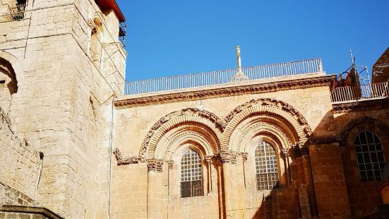 必须去的圣迹。圣墓教堂位于耶路撒冷旧城的基督教区，是耶稣遇难